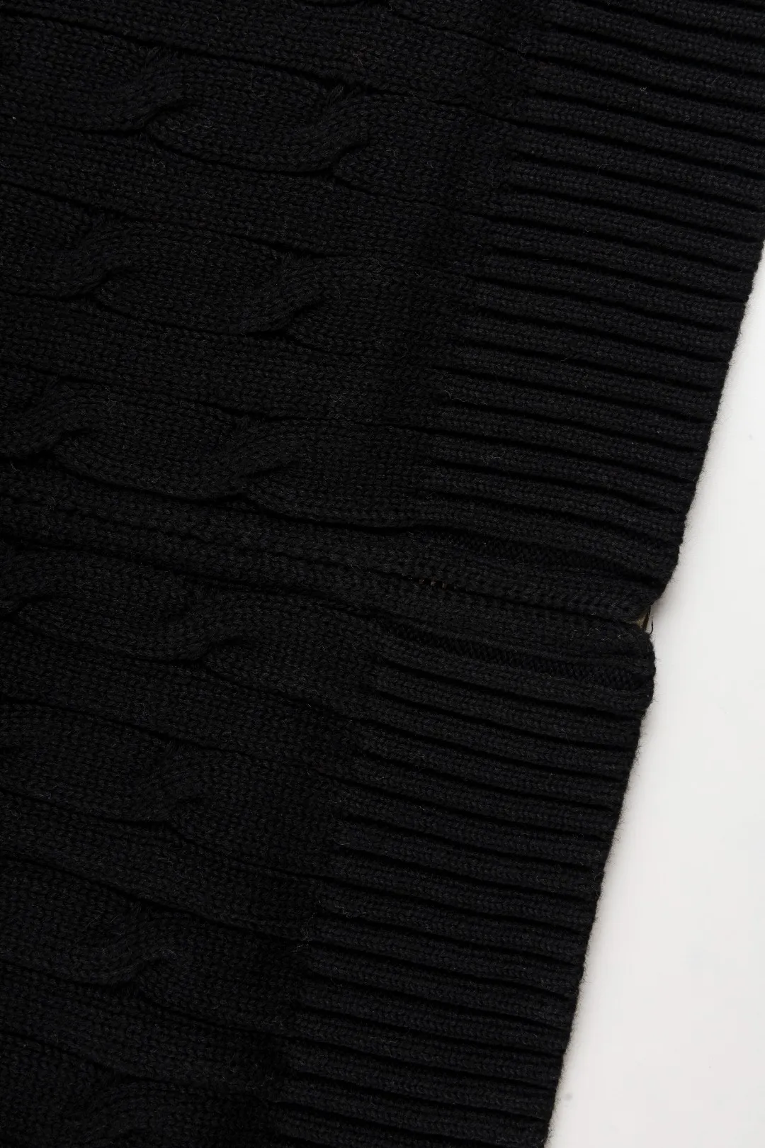 P260 #R98 RALPH LAUREN Ralph Lauren nine-color classic small label embroidery logo full zipper knitted cable cardigan sweater, high-density LOGO embroidery on the chest, original customization of tag accessories. Made of pure cotton yarn, pure cotton is skin-friendly and comfortable, small label war horse embroidered twist zipper cardigan sweater 🐎 high quality, follow the blogger to learn how to wear it! Let’s buy a Ralph Lauren cable sweater. It’s a super hard-to-find series after it became popular. It’s hard to find one on the official website. It’s simple and practical to wear, with a lazy and loose feel. The thickened fabric has more texture, feels soft and delicate, and has a loose fit. Whether worn alone or layered, you can wear different styles of fashion with just one piece!   Size：XS S M L
